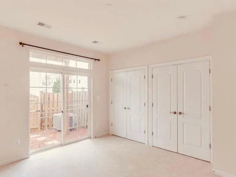 8188 Falls Grove Dr — Photo 4