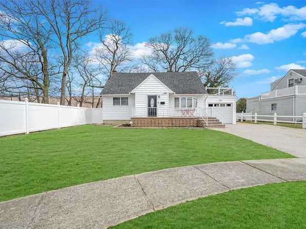 12 Burton Lane, Massapequa, NY 11758