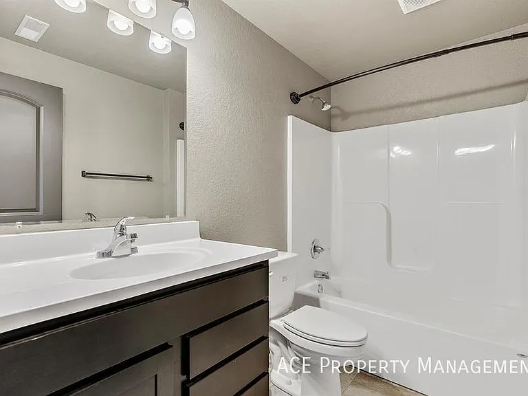 656 Boswell Blvd — Photo 9