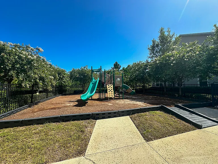 1018 Capitol Hill Ct — Photo 27