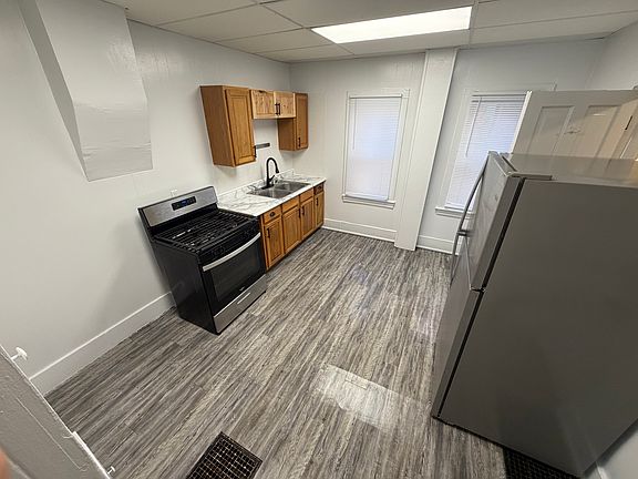 4th image of 810 W Walnut St