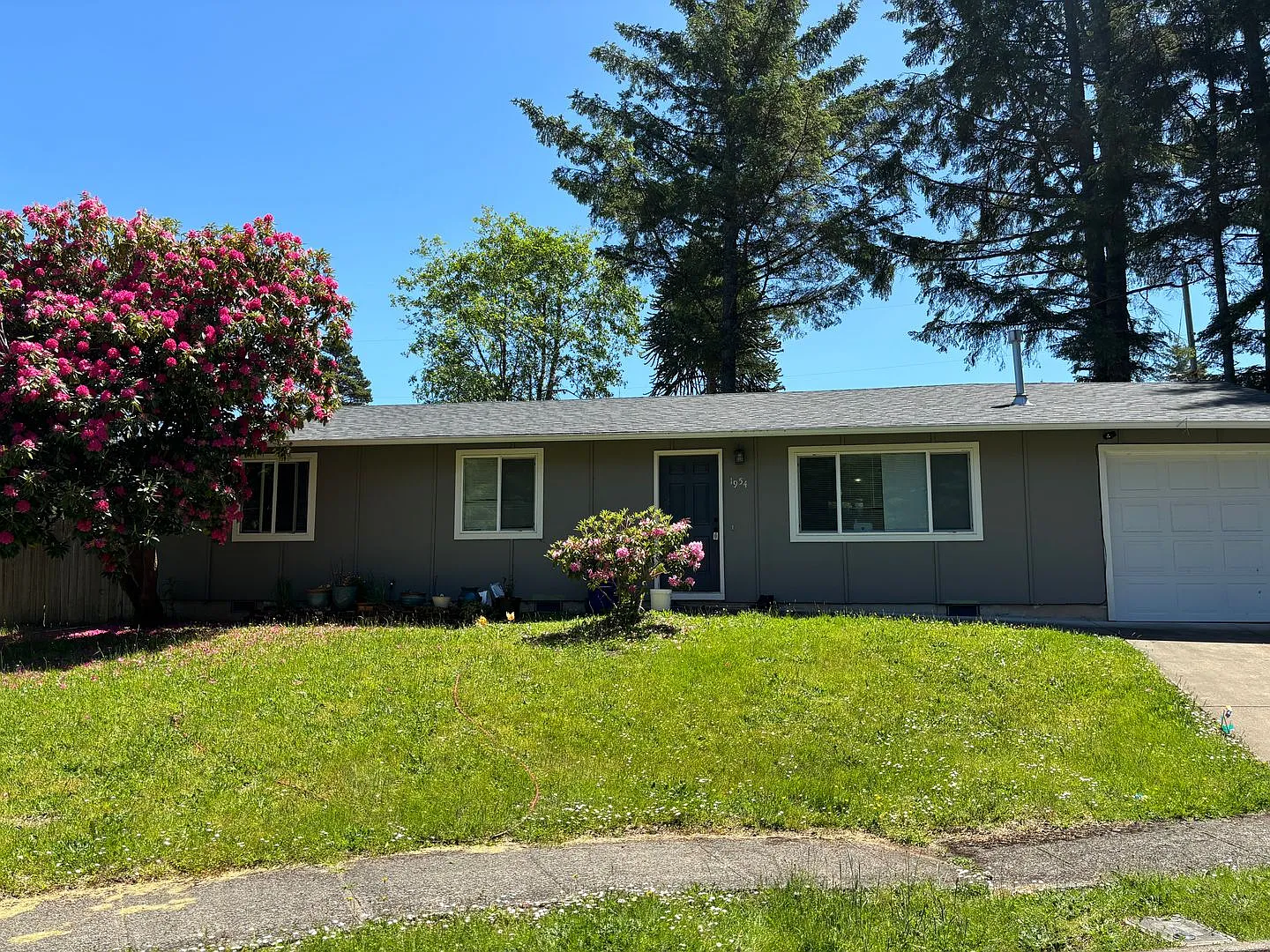 Three Bedroom Home with a garage in Lincoln City! — Photo 1