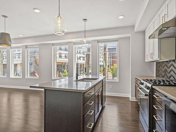 5th image of 207 E 5th Ave