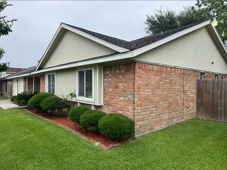 2421 Maxwell Ln — Photo 2