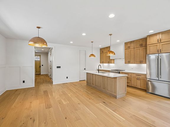 5th image of 2820B Bronte Ave