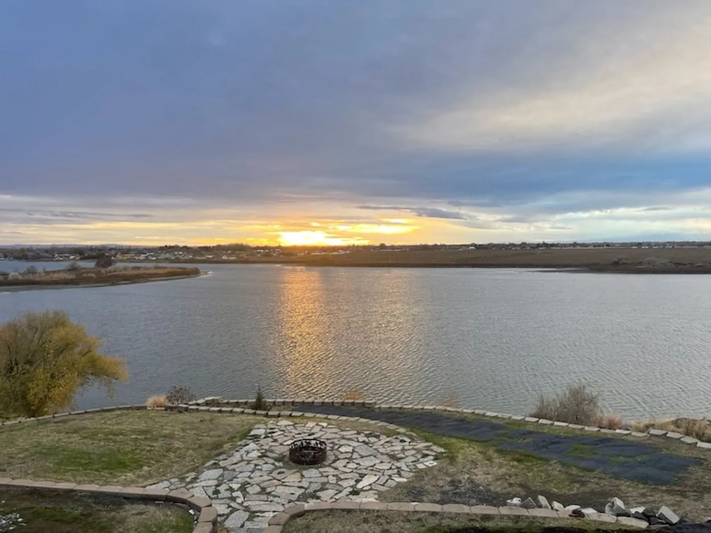 Waterfront! Sunset views! 3 bdrms! Attached garage! Private driveway! — Photo 2