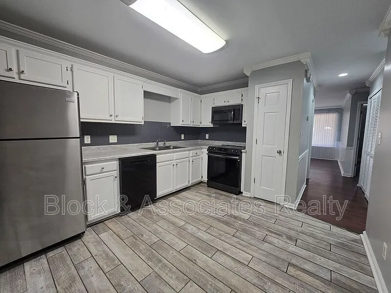 702 Westbrook Ct — Photo 7