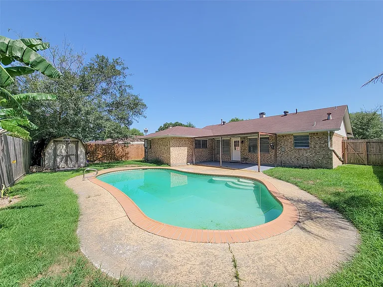 409 S Travis St — Photo 34