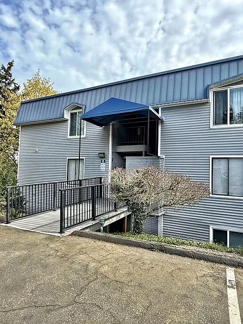 924 Shorewood Dr — Photo 1