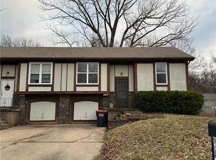 5913 NW Creekview Dr, Parkville, MO 64152