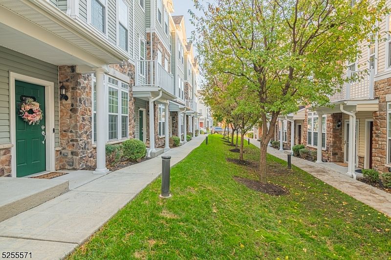 1st image of 21 Dahlia Ln