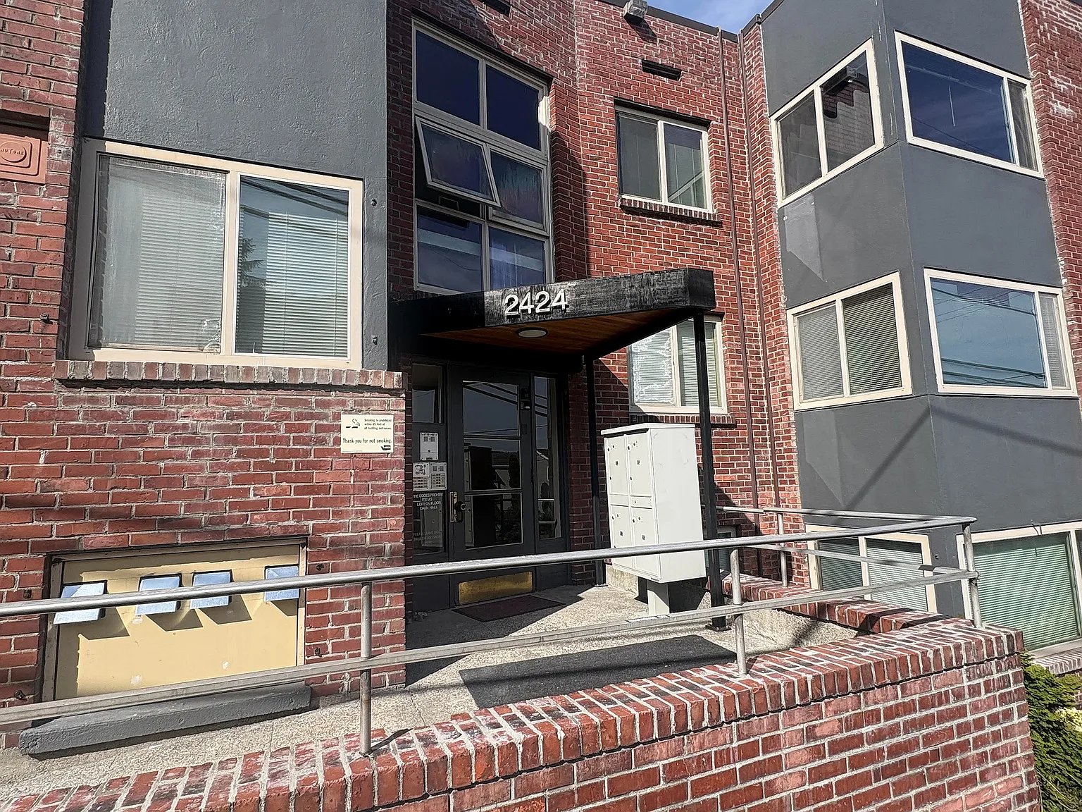 Denny Apartments — Photo 2