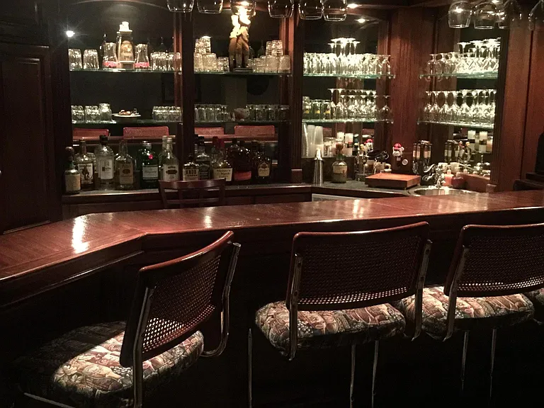Mahogany Irish Pub - lower entertainment level