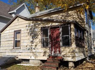 703 W Pleasant St, Freeport, IL 61032