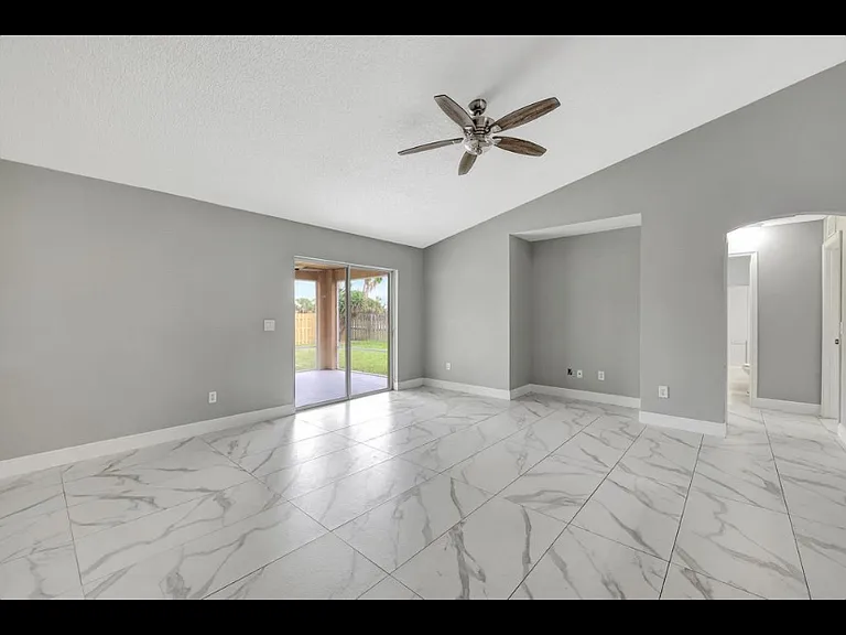 2878 SE East Blackwell Dr — Photo 7