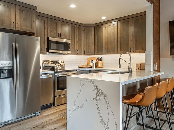 2nd image of 143 Lakeview Blvd #3