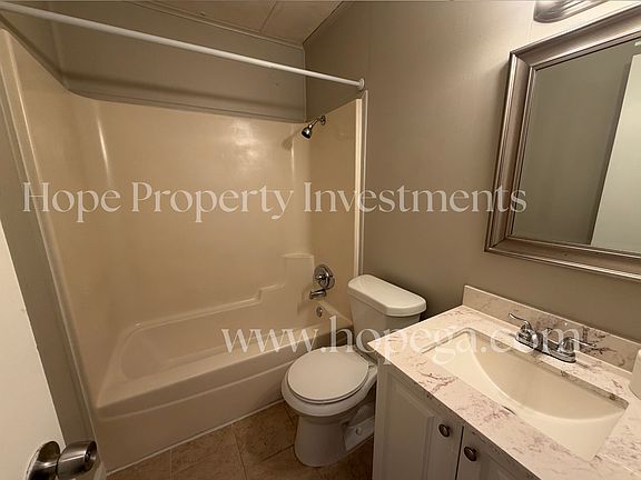 4th image of 4 Midland Park Ln
