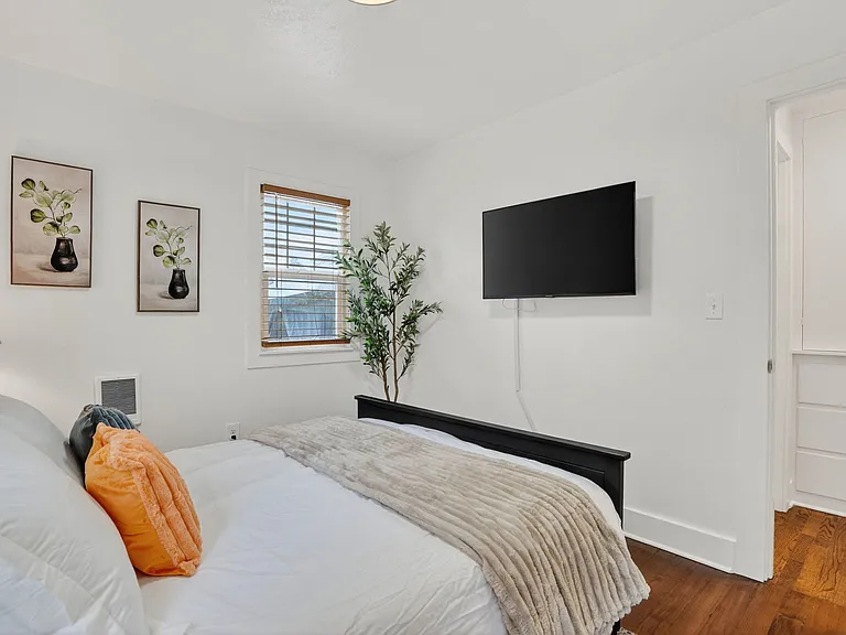 2615 Lancaster St — Photo 17