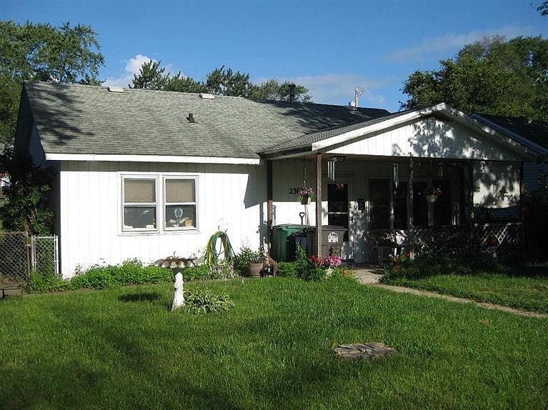 2nd image of 2360 Warren St