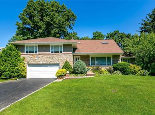 26 Emm Ln, Roslyn, NY 11576