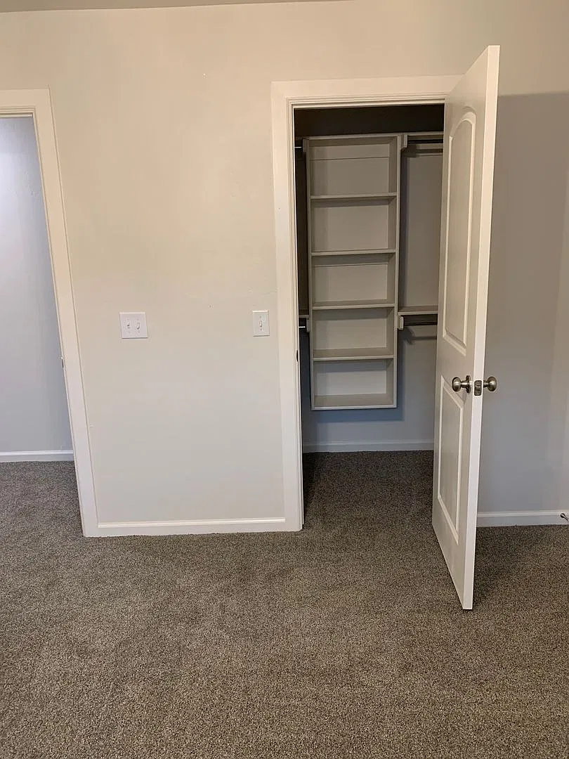 3 bedroom, 2.5 bathroom, 2 car garage Gated Neighborhood — Photo 2