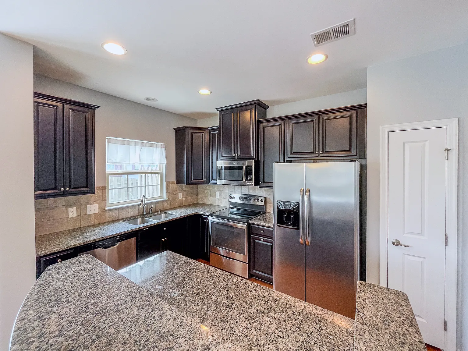 3 bed, 2.5 bath, 1586 sqft, $1,790 — Photo 3
