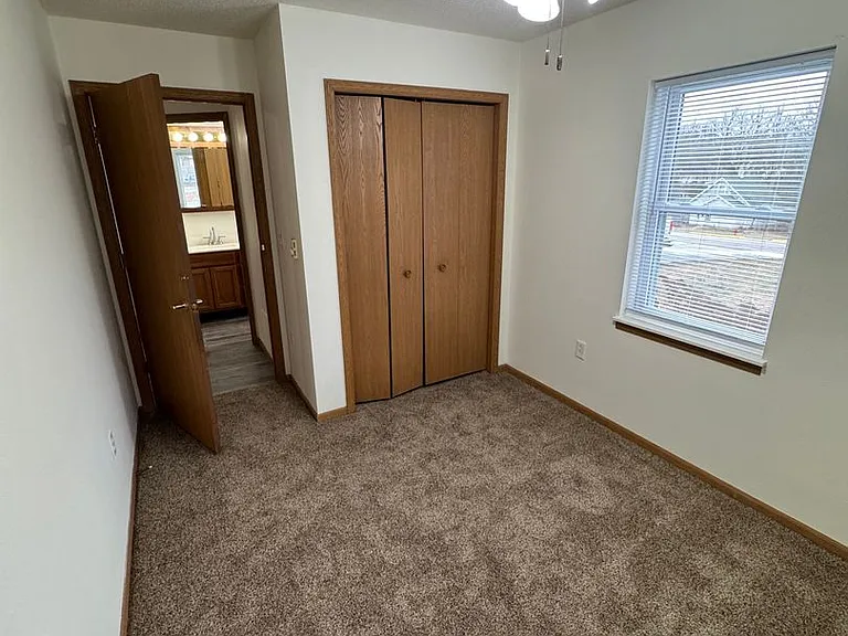PIONEER BLUFF APARTMENTS — Photo 38