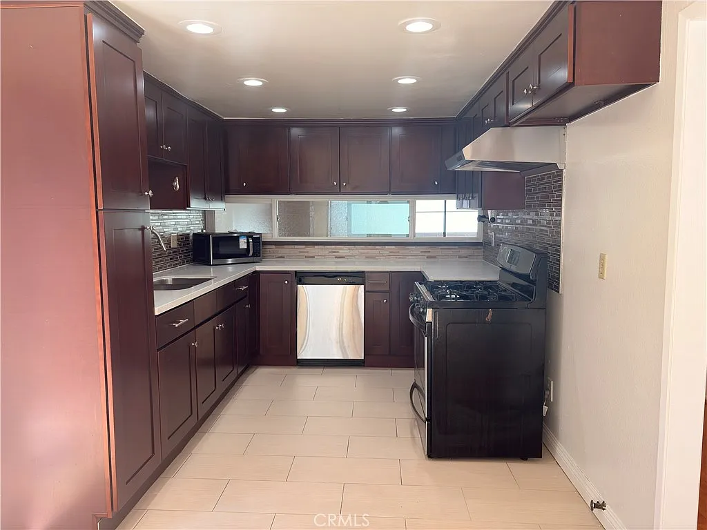 2 bed, 2.5 bath, 1383 sqft, $4,400 — Photo 1