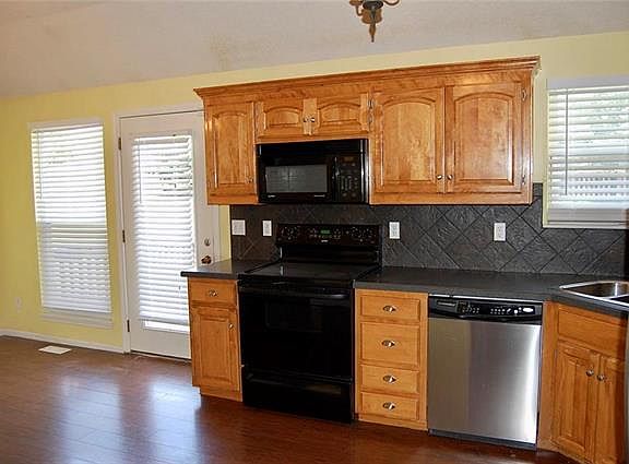 5th image of 4423 Garland St