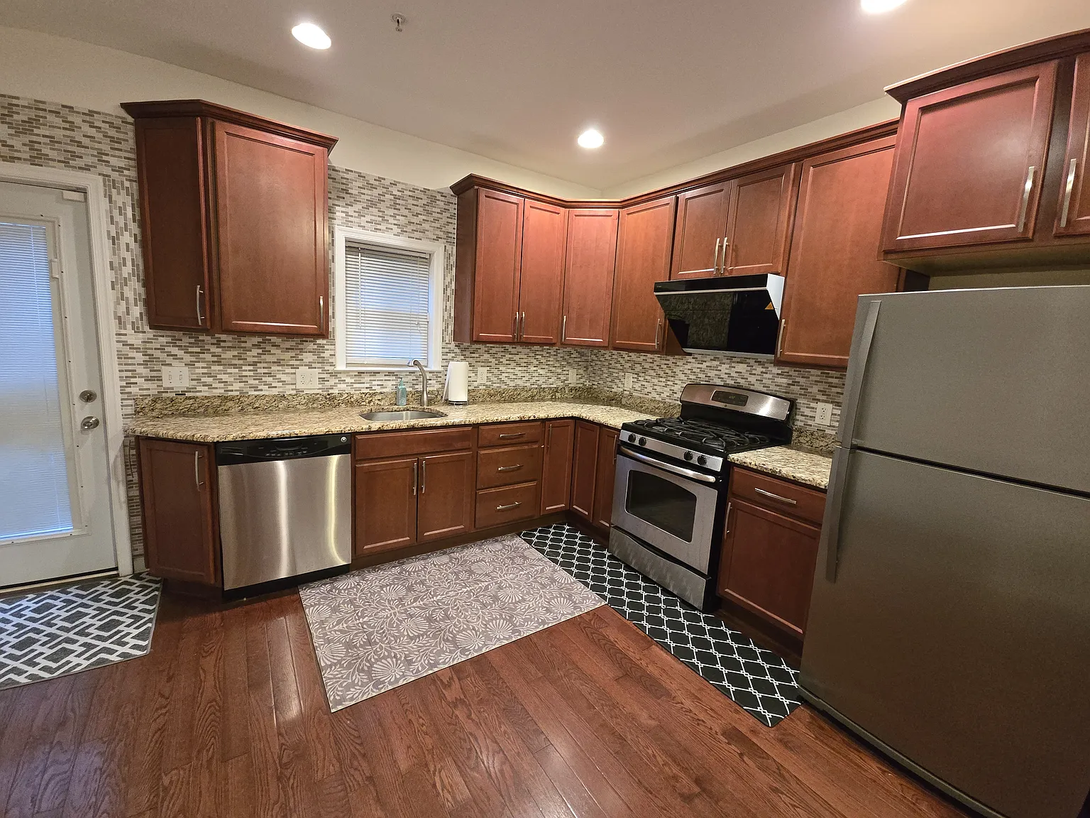 3 bed, 2200 sqft, $2,800 — Photo 4
