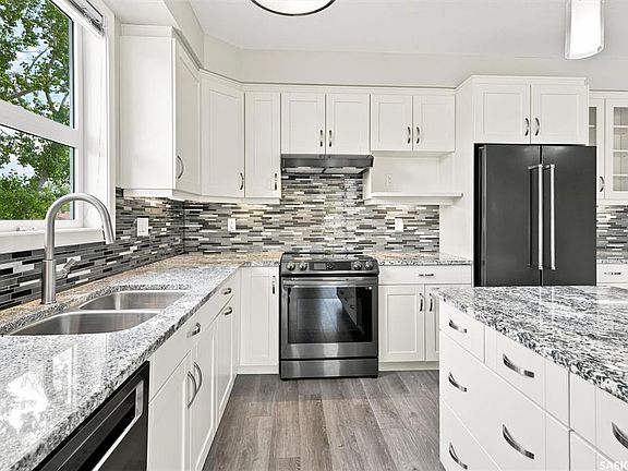5th image of UNIT 210-1015 Moss AVENUE