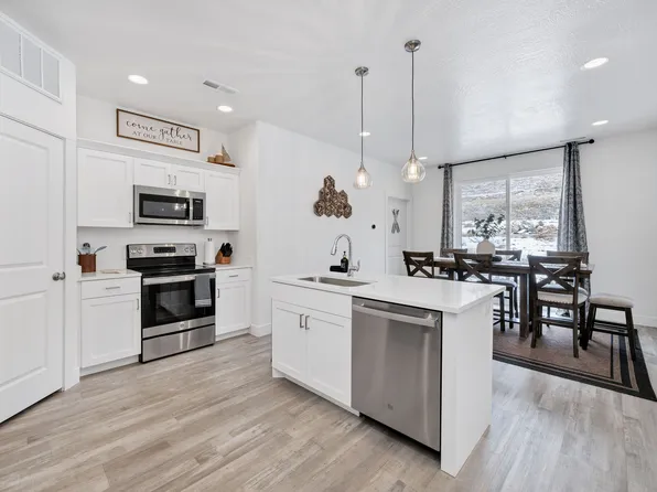 559 N Blue Lake St, Garden City, UT 84028