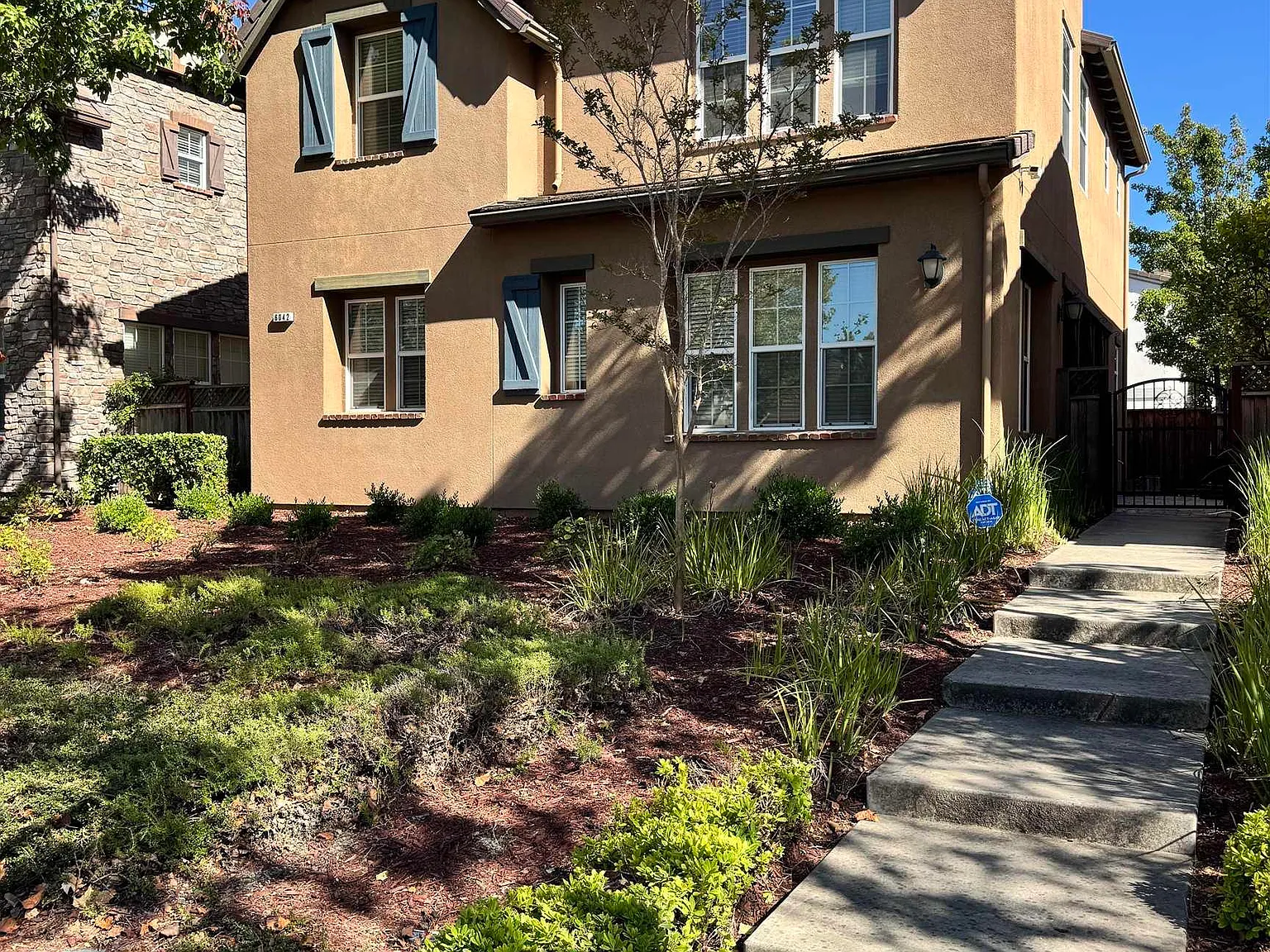 4 bed, 2231 sqft, $5,200 — Photo 2