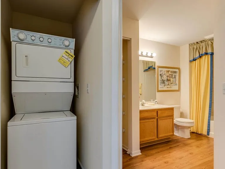 Sutton Place Apartments — Photo 40