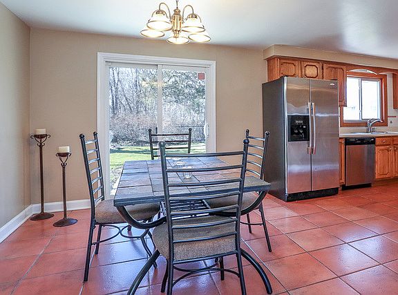 4th image of 501 Janine Ln