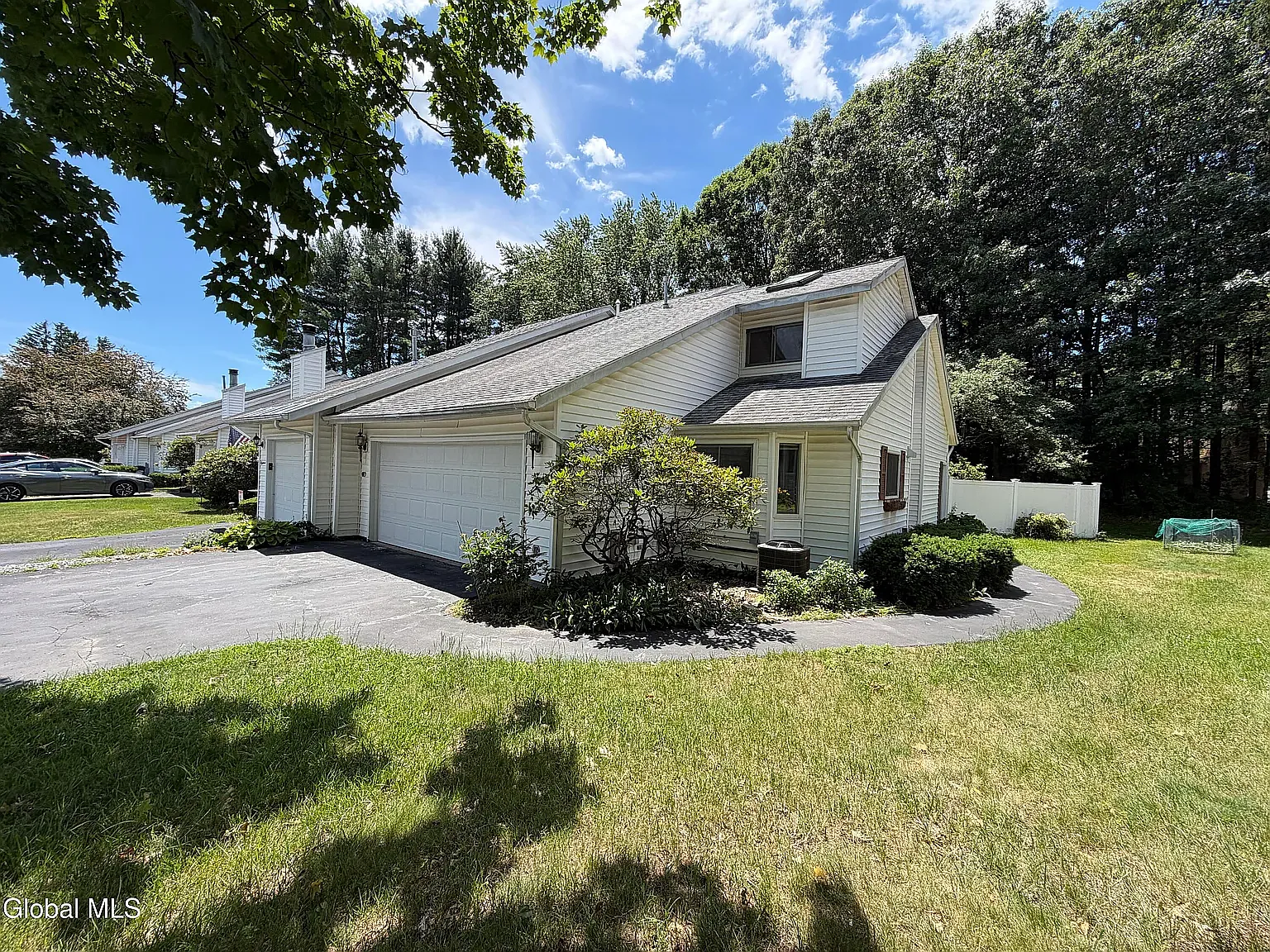 3 bed, 1227 sqft, $2,400 — Photo 1