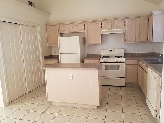 4th image of 365 Jardin Bello Ave