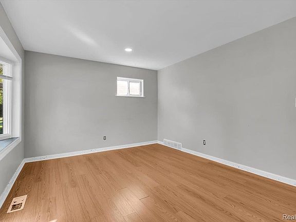 4th image of 13710 Alger Ave