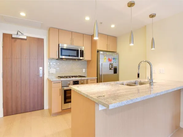 38 W 1st Ave #319, Vancouver, BC V5Y 0K3