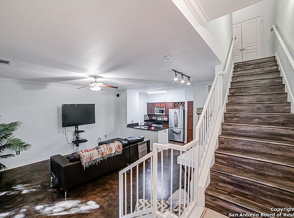 5th image of 518 Refugio St