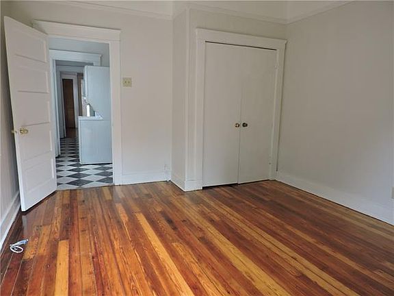 4th image of 906 Belleville St