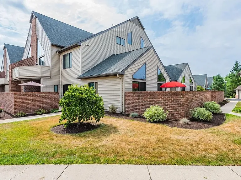 1016 Cherrington Dr — Photo 1