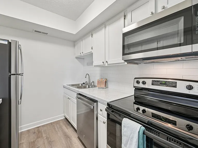 Barrington Square Apartments — Photo 6