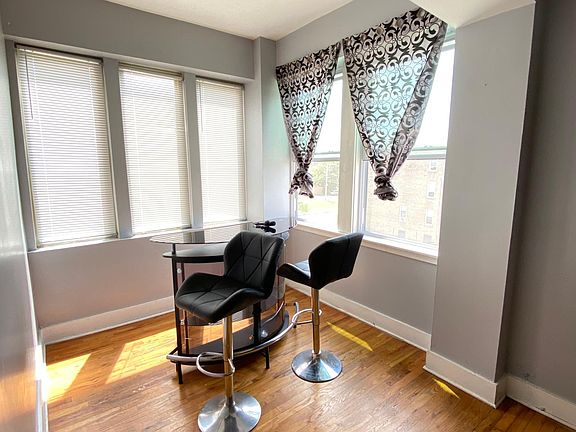 5th image of 3524 W Grenshaw St #1R