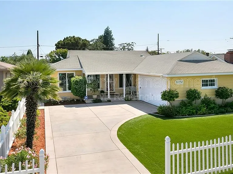 11252 Delano St — Photo 2