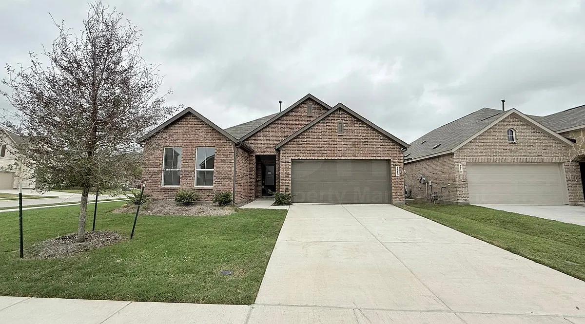 4 bed, 3.0 bath, 2600 sqft, $2,450 — Photo 2