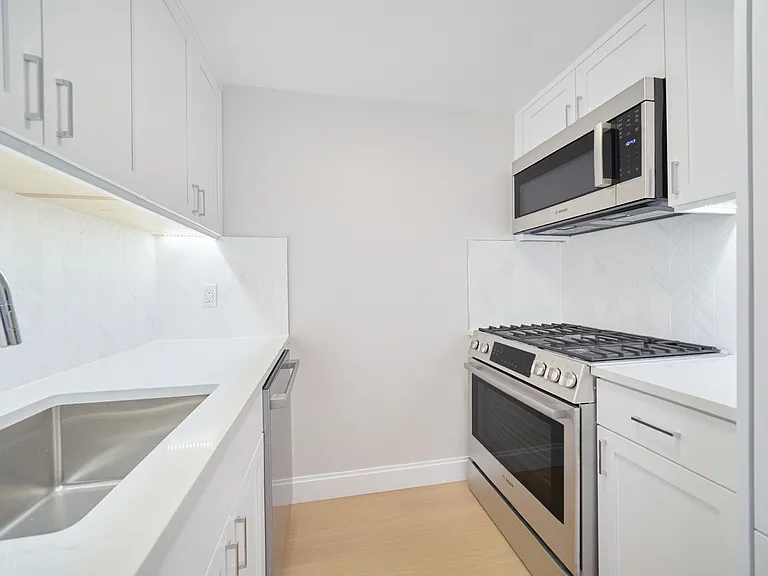 160 Riverside Blvd #10J — Photo 7