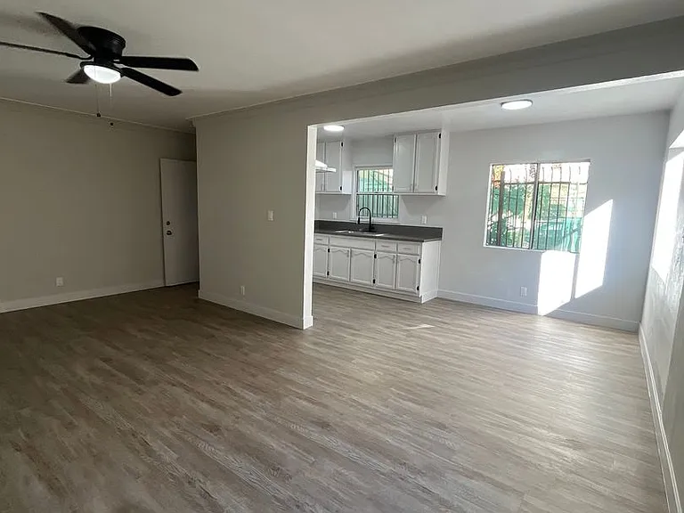 2622 S Manhattan Pl — Photo 6