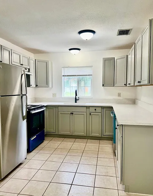 3 bed, 1200 sqft, $2,200 — Photo 3