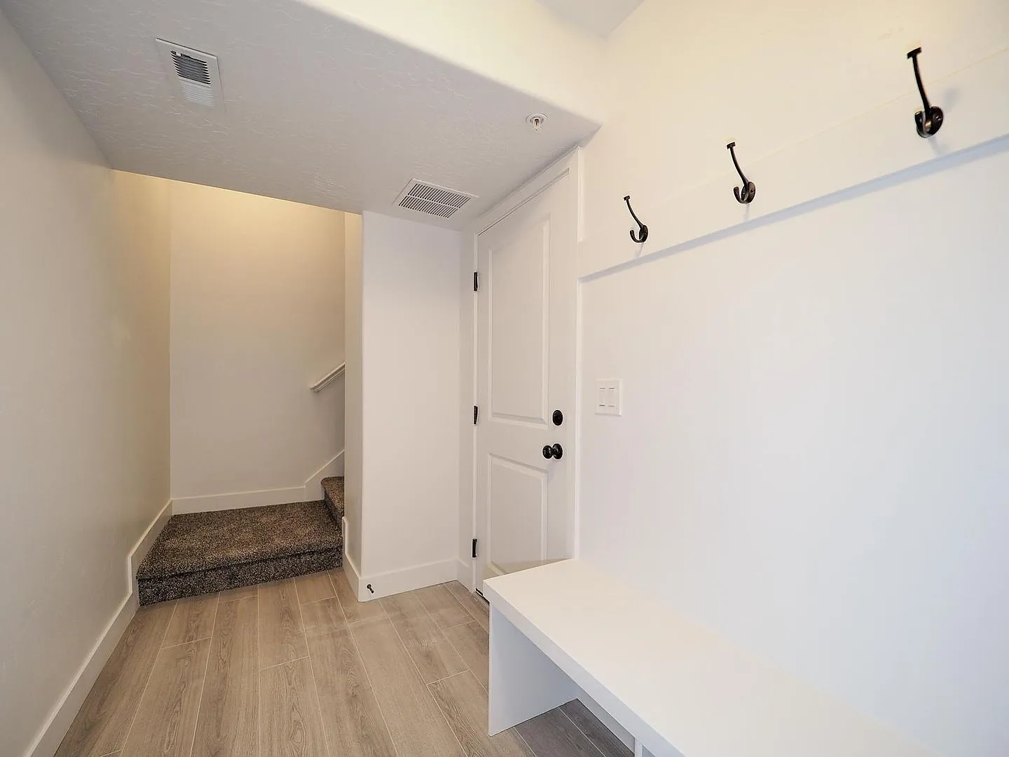 Beautiful Herriman Townhome Near Mountain View Village with 2-Car Garage — Photo 4